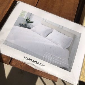 Full sized white bedding